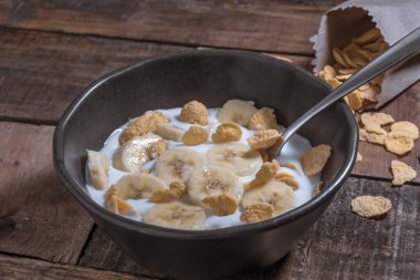 Kahvaltıda mısır gevreği ve muz parçaları.