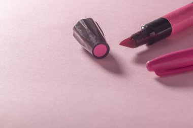 Pembe arka planda işaretler ve pembe boya.