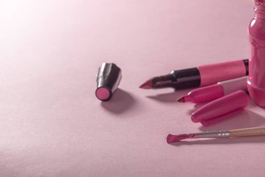 Pembe arka planda işaretler ve pembe boya.