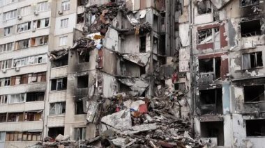 Bir Ukrayna şehrini bombaladıktan sonra bir ev yıkıldı. Rusya-Ukrayna savaşı sırasında evlerin ve yerleşim yerlerinin tahrip edilmesi. Bombalar ve füzeler konut binalarına isabet etti.