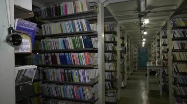 Kharkiv, Ukrayna - 24 Eylül 2025: Büyük eski bir şehir kütüphanesi. Kitaplarla dolu büyük raflar. Panorama