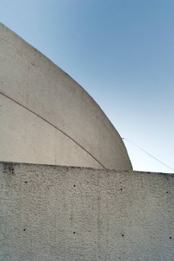 Latin Amerika 'daki modern mimari binası, Guatemala açık hava betonu, gölgeler ve kıvrımlarla inşa edilmiş..