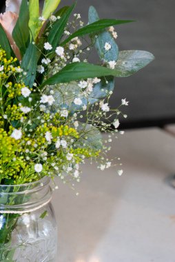 Orta Amerika 'da ilk vaftiz ya da ilk komünyon için restorandaki masada zarif bir çiçek aranjmanı. Guatemala.