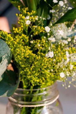Orta Amerika 'da ilk vaftiz ya da ilk komünyon için restorandaki masada zarif bir çiçek aranjmanı. Guatemala.