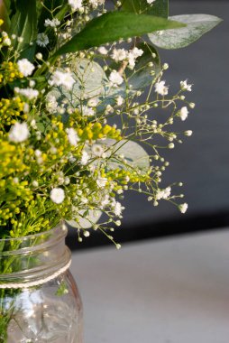 Orta Amerika 'da ilk vaftiz ya da ilk komünyon için restorandaki masada zarif bir çiçek aranjmanı. Guatemala.