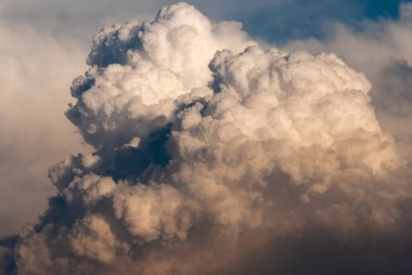 Günbatımında Cumulonimbus ve Orta Amerika 'da dağ silueti, Guatemala.