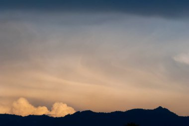 Günbatımında Cumulonimbus ve Orta Amerika 'da dağ silueti, Guatemala.