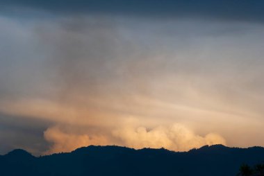 Günbatımında Cumulonimbus ve Orta Amerika 'da dağ silueti, Guatemala.