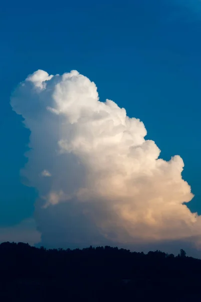 Cumulonimbus Saat Matahari Terbenam Yang Dramatis Dan Siluet Gunung Tengah — Stok Foto