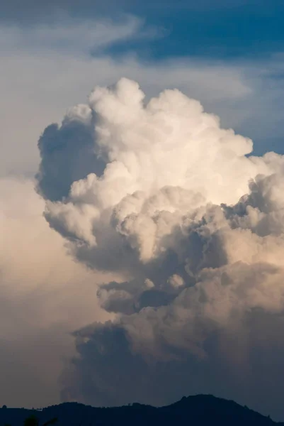 Cumulonimbus Saat Matahari Terbenam Yang Dramatis Dan Siluet Gunung Tengah — Stok Foto
