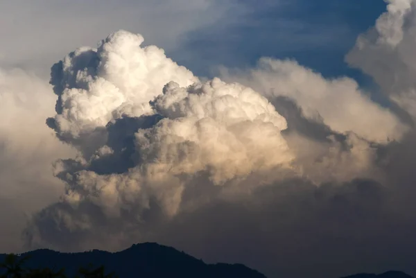 Cumulonimbus Saat Matahari Terbenam Yang Dramatis Dan Siluet Gunung Tengah — Stok Foto