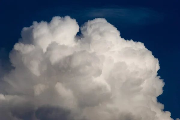 危地马拉中美洲戏剧性日落中的积雨云和山脉轮廓 — 图库照片