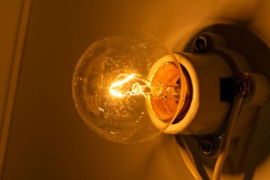 Ampul yanıyor, sarı ışık, eski ampul, açık hava reklam tabelası..