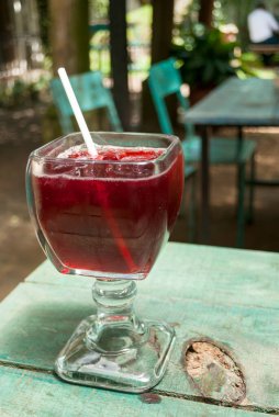 Rosa de Jamaica 'nın kupası açık masada, Guatemala, Orta Amerika' da bir restoranda..