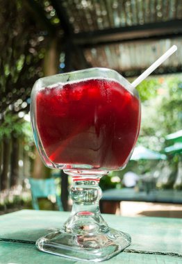 Rosa de Jamaica 'nın kupası açık masada, Guatemala, Orta Amerika' da bir restoranda..