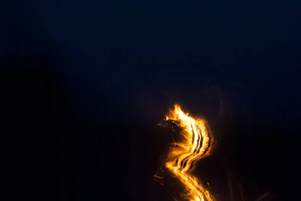 Les Flammes Feu Dehors Sur Plage Nuit Effet Mouvement Balayage — Photo