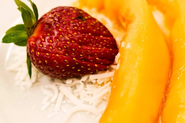 有機果物 イチゴ メロン ラテンアメリカ グアテマラのココナッツとの詳細熱帯朝食 — ストック写真