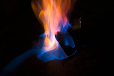 Siyah zemin üzerinde alev mavisi ve turuncu alevler, çizgiler ve patlama, havai fişek tehlikesi