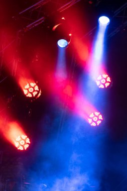 Konser ışıkları, sahne, gösteri ve heyecan. Konserde hafif noktalar, gece açık havada sahne, sisli elektrik.