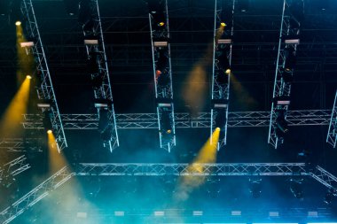 Konser ışıkları, sahne, gösteri ve heyecan. Konserde hafif noktalar, gece açık havada sahne, sisli elektrik.