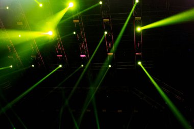 Konser ışıkları, sahne, gösteri ve heyecan. Konserde hafif noktalar, gece açık havada sahne, sisli elektrik.