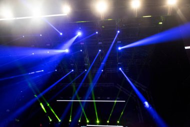 Konser ışıkları, sahne, gösteri ve heyecan. Konserde hafif noktalar, gece açık havada sahne, sisli elektrik.