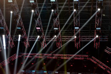Konser ışıkları, sahne, gösteri ve heyecan. Konserde hafif noktalar, gece açık havada sahne, sisli elektrik.