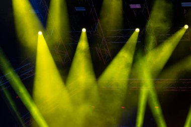 Konser ışıkları, sahne, gösteri ve heyecan. Konserde hafif noktalar, gece açık havada sahne, sisli elektrik.