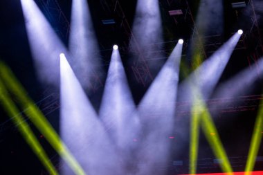 Konser ışıkları, sahne, gösteri ve heyecan. Konserde hafif noktalar, gece açık havada sahne, sisli elektrik.