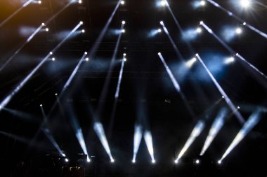 Konser ışıkları, sahne, gösteri ve heyecan. Konserde hafif noktalar, gece açık havada sahne, sisli elektrik.