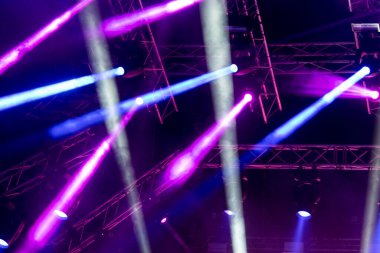 Konser ışıkları, sahne, gösteri ve heyecan. Konserde hafif noktalar, gece açık havada sahne, sisli elektrik.