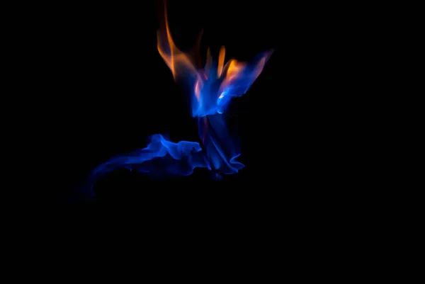 黑色背景 线条和爆炸的蓝色和橙色火焰 烟火危险 — 图库照片