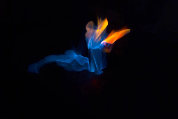 黑色背景 线条和爆炸的蓝色和橙色火焰 烟火危险 — 图库照片