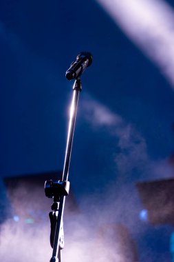 Gece açık hava konserinde mikrofon, yapay ışıklandırma..