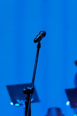 Gece açık hava konserinde mikrofon, yapay ışıklandırma..