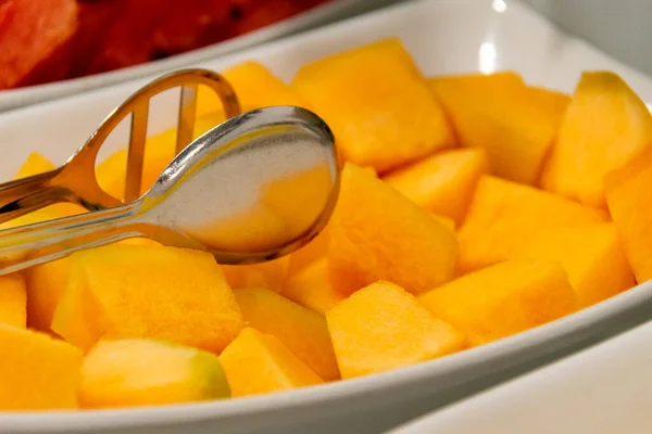 Beaucoup Melon Frais Servi Sur Une Assiette Blanche Pour Petit — Photo