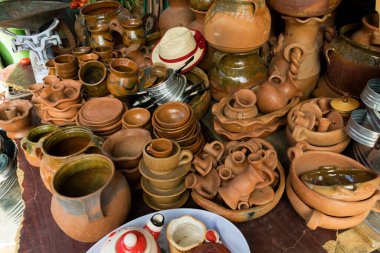 Kil el sanatları, el yapımı San Pedro Ayampuc pazarı, Guatemala.