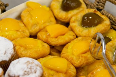 Partide bir grup pasta, tatlı toplantısı, Latin Amerika partisi, bütçe yemeği..