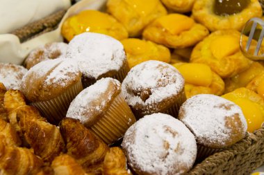 Partide bir grup pasta, tatlı toplantısı, Latin Amerika partisi, bütçe yemeği..