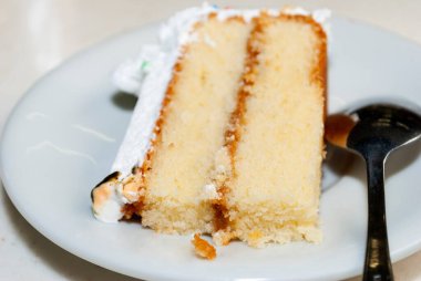 Restoranda, masada kaşıkla servis edilen pasta porsiyonu, parti..