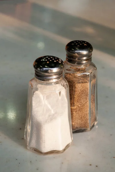 Contenedores Con Sal Pimienta Restaurante América Latina Luz Natural — Foto de Stock