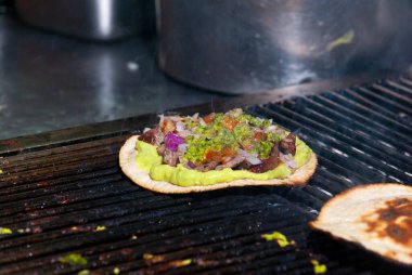 Kömürde kızartılmış mısır tortilla yanında sosis ve soslu et, Guatemala yemeği, MIXTA adında bir fast street food..