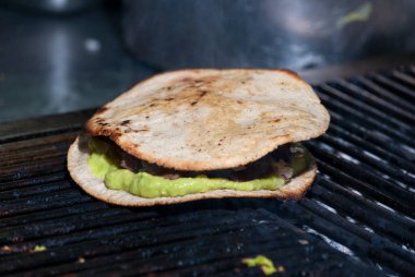 Kömürde kızartılmış mısır tortilla yanında sosis ve soslu et, Guatemala yemeği, MIXTA adında bir fast street food..