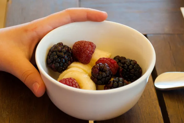 Teller Mit Roten Beeren Blaubeeren Brombeeren Und Banane Mädchenhandschale Zum — Stockfoto