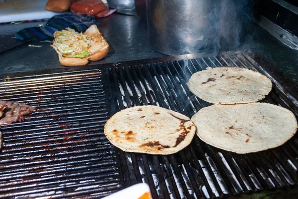 Maïs Tortilla Geroosterd Houtskool Vergezeld Van Worsten Vlees Met Sauzen — Stockfoto