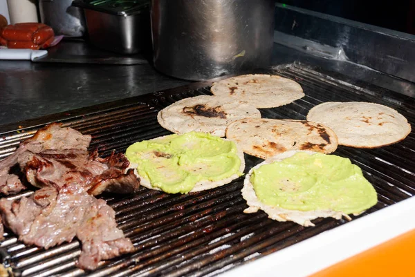 Tortilla Maíz Asada Carbón Acompañado Embutidos Carne Con Salsas Plato —  Fotos de Stock
