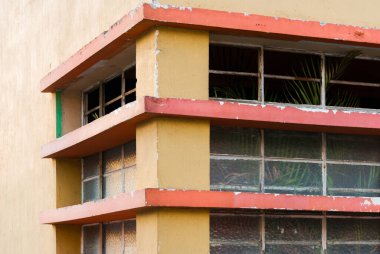 Balkon, Latin Amerika 'da pencere evi, terk edilmiş bina, dış görünüş. Guatemala.