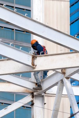 Guatemala - Şehir, 17 Şubat 2018 - Latin Amerikalı adam çelik yapı üzerinde çalışıyor, Guatemala, Orta Amerika 'da bina yapıyor. BÖLÜM