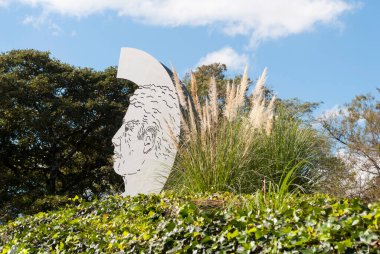 GUATEMALA Antigua Guatemala, 16 Aralık 2017 - Efrain Recinos 'un heykeli 1928 - 2011, Guatemalalı sanatçı, mimar ve yaratıcı, heykeltıraş Edgar Guzman, Arturo Aguilar' ın dökümhanesi.