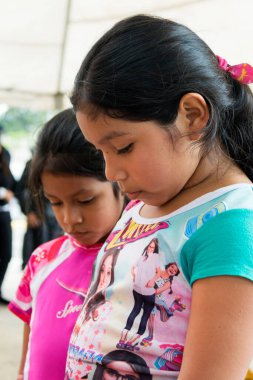 Guatemala, Şehir - Aralık 06, 2017. Sırtında çocuğu olan genç bir Maya kadını tipik bir Guatemala elbisesi giyiyor, Orta Amerika 'da, Latin bir kadın, anne. BÖLÜM
